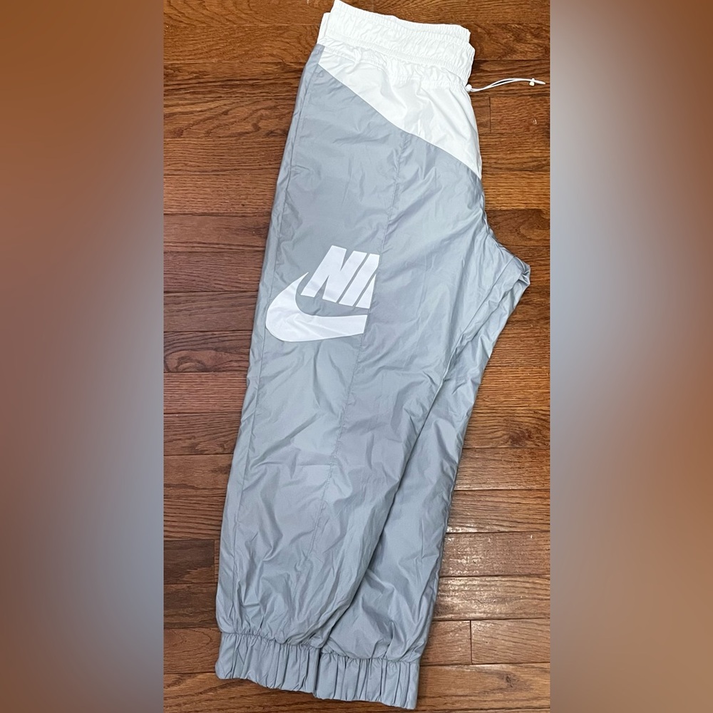 EUC Women’s Nike Track Wind pants/joggers - XL